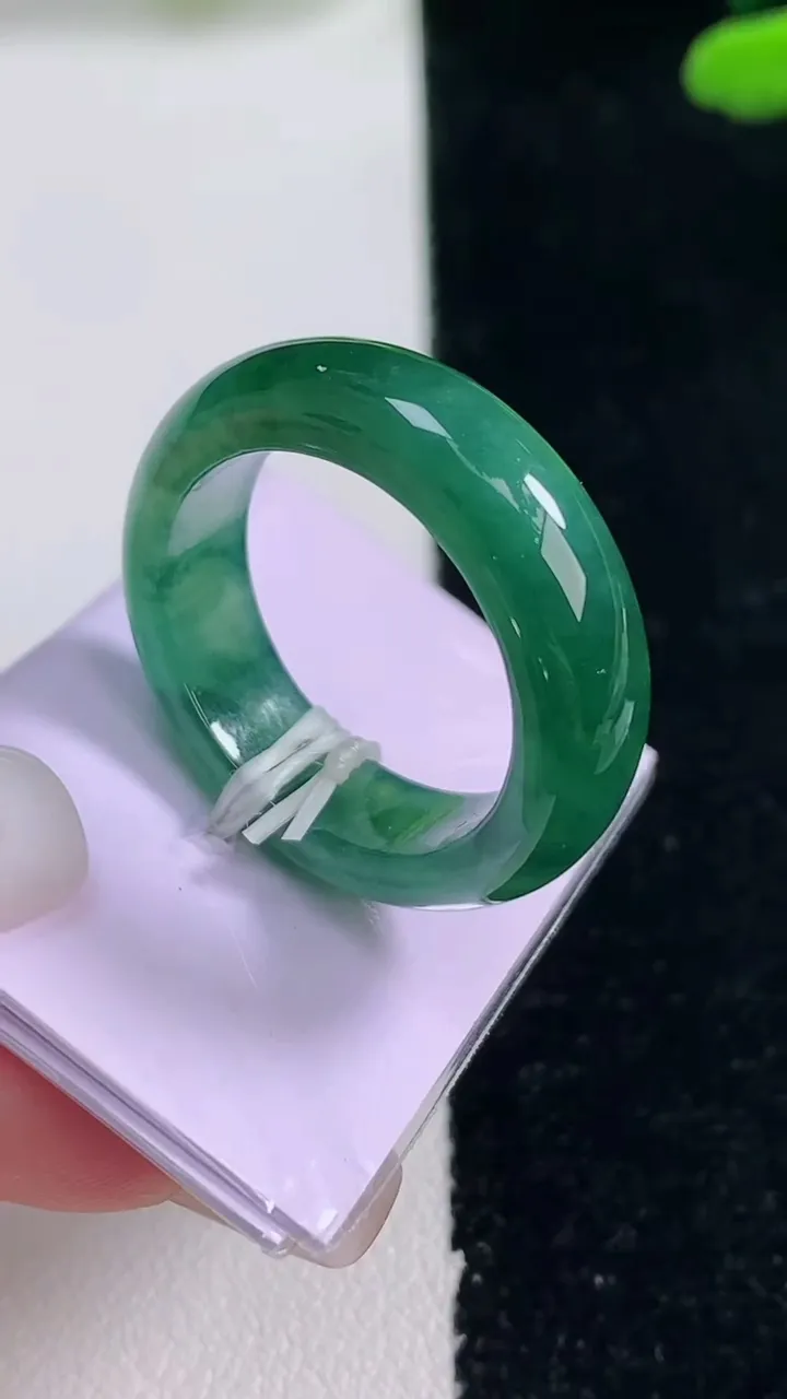 天然A货翡翠冰种飘花指环戒指，尺寸18.5-6-3.2，重量:6.15g2025年12月29日
工厂