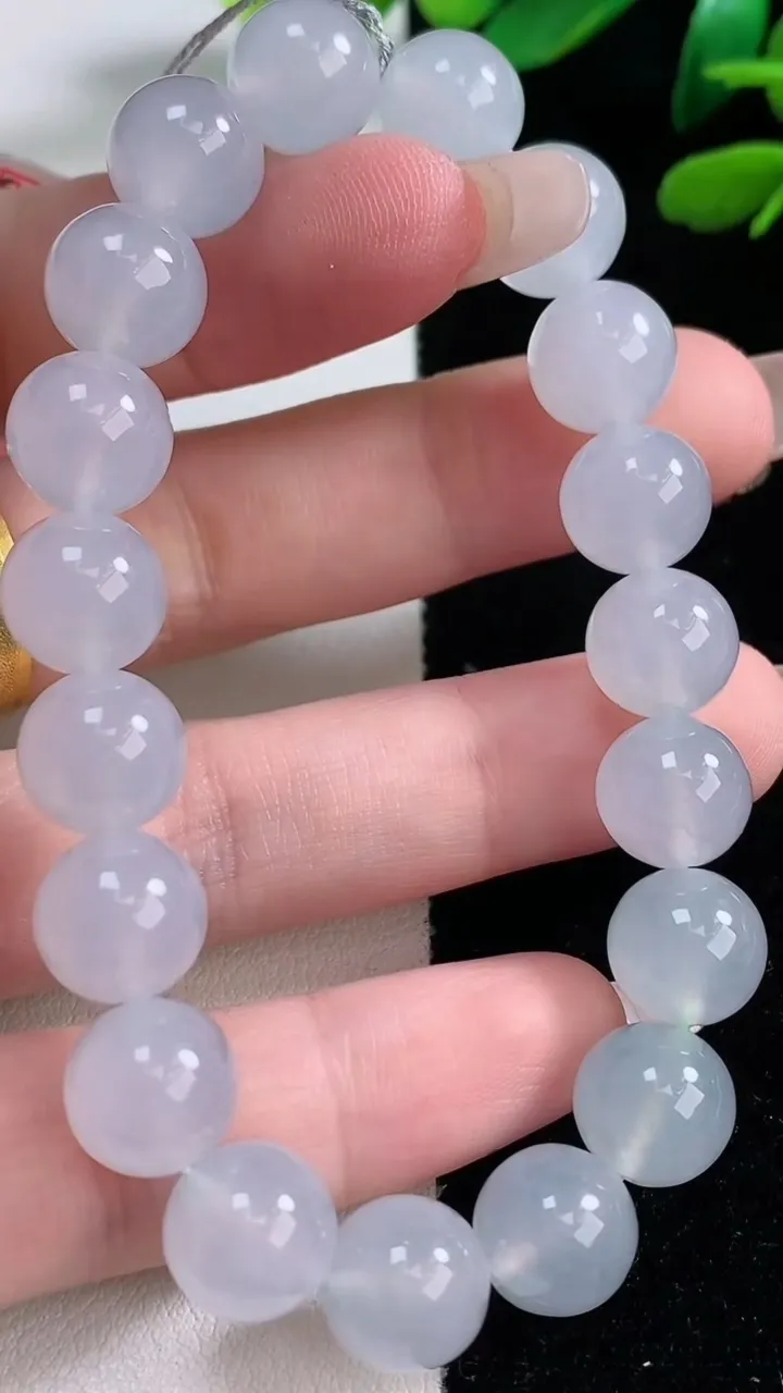 天然A货翡翠种白冰圆珠手串，尺寸10-19颗，重量:32.64g12月29日
工厂直销收藏佳品,种好水足，色泽均匀，有种有色，上手高大气！