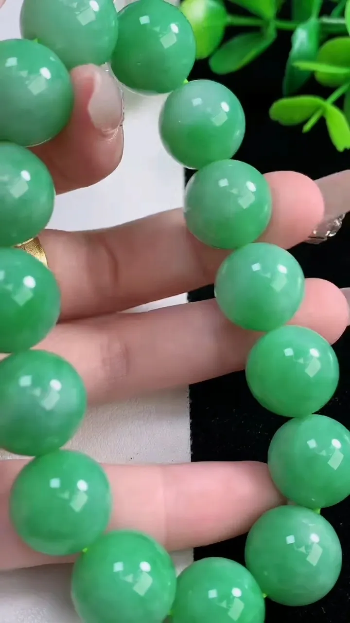 天然A货翡翠圆珠手串，尺寸14.6-15颗，重量:81.46g12月29日
工厂直销收藏佳品,种好水