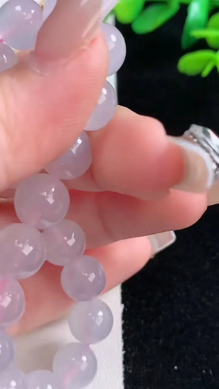 天然A货翡翠种白冰圆珠手串，尺寸10-19颗，重量:32.96g12月29日
工厂直销收藏佳品,种好水足，色泽均匀，有种有色，上手高大气！