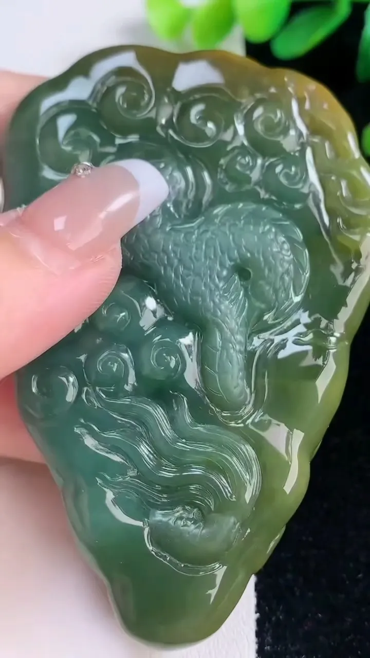 天然A货翡翠双彩龙牌吊坠，尺寸79.4-53.4-12.3，重量:88.66g
12月29日