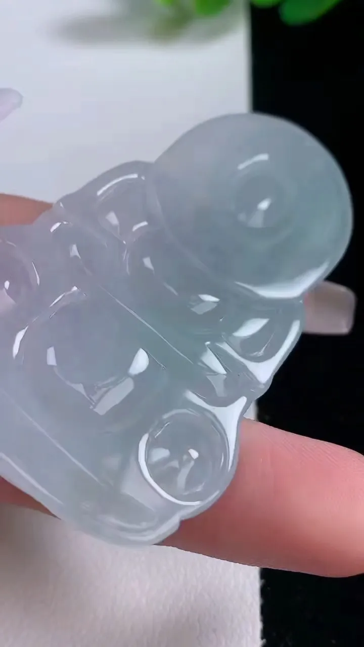 天然A货翡翠观音菩萨吊坠，尺寸61.4-37-5.5，重量:21.64g
12月29日