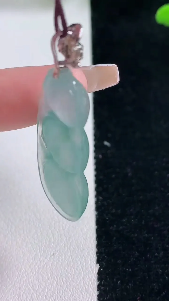 天然A货翡翠福豆吊坠，尺寸393-15.3-5.7，重量:6.33g
12月29日