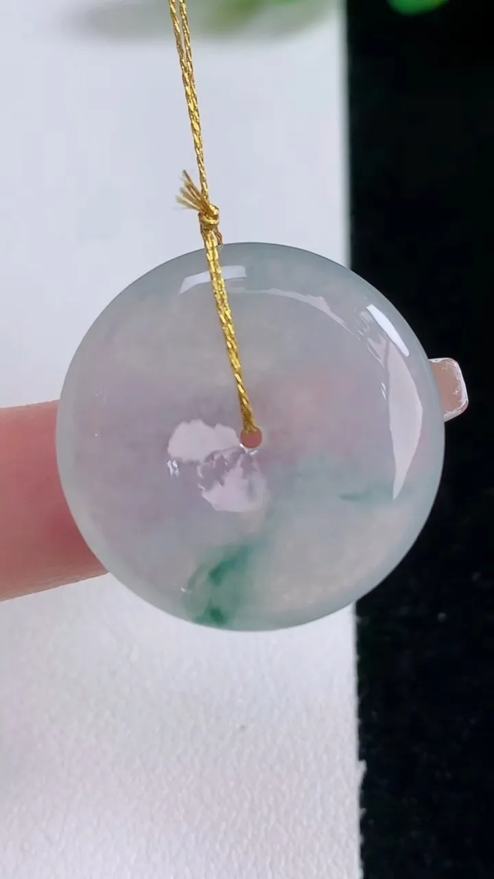 天然A货翡翠冰种飘花平安扣吊坠，尺寸26-5，重量:8.14g
12月29日