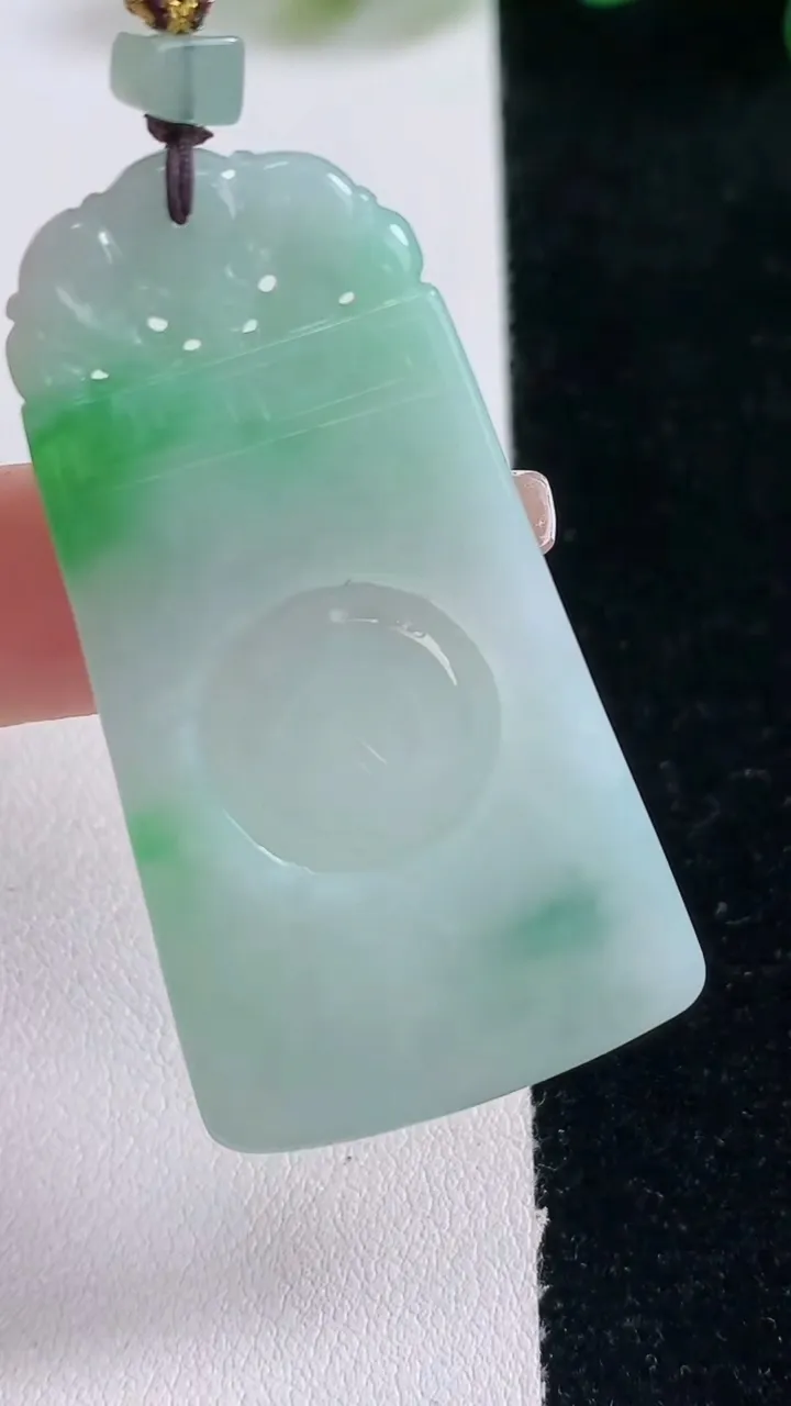 天然A货翡翠仿古无事牌吊坠，尺寸47.8-26-3.8，重量:15.24g
12月29日