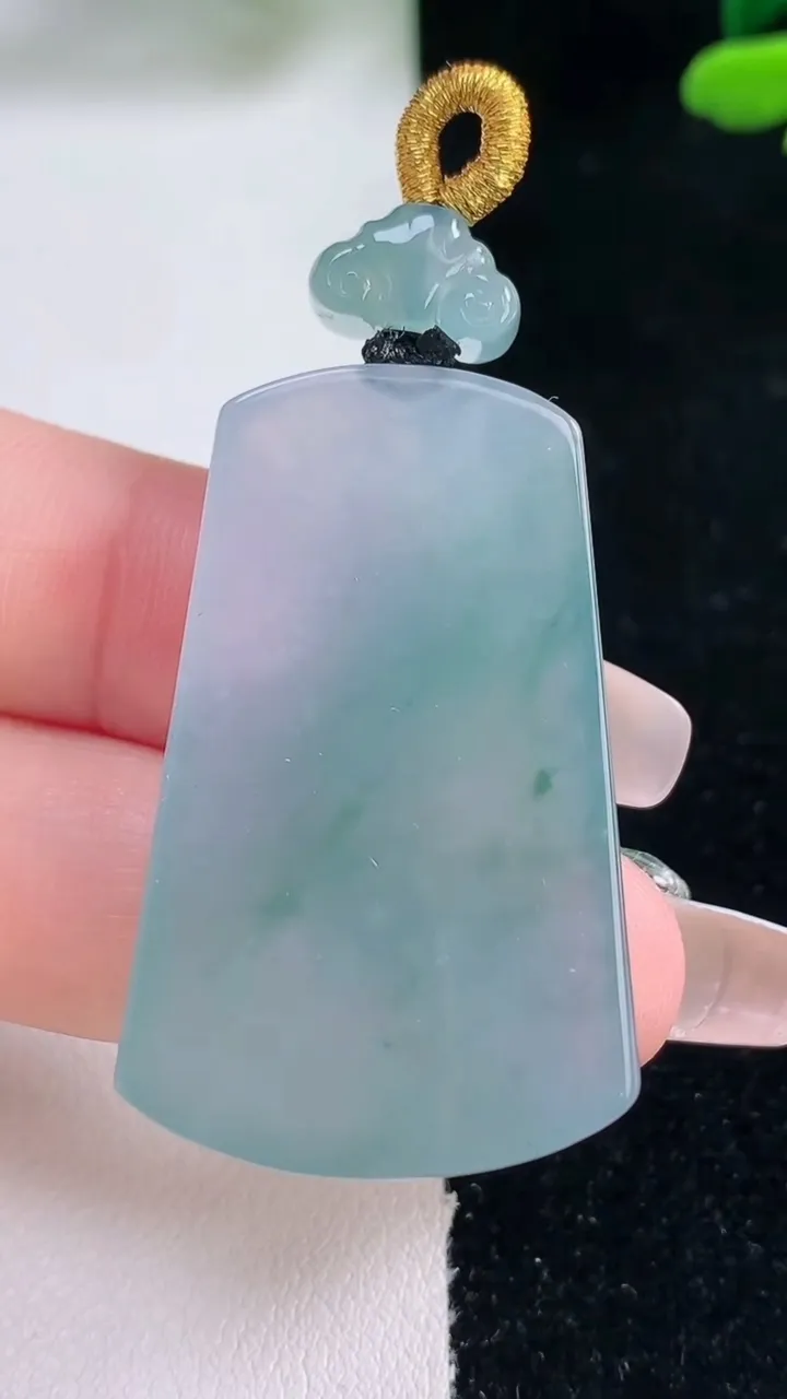 天然A货翡翠冰种飘花无事牌吊坠，尺寸39-24.3-5.8，重量:15.76g
12月29日