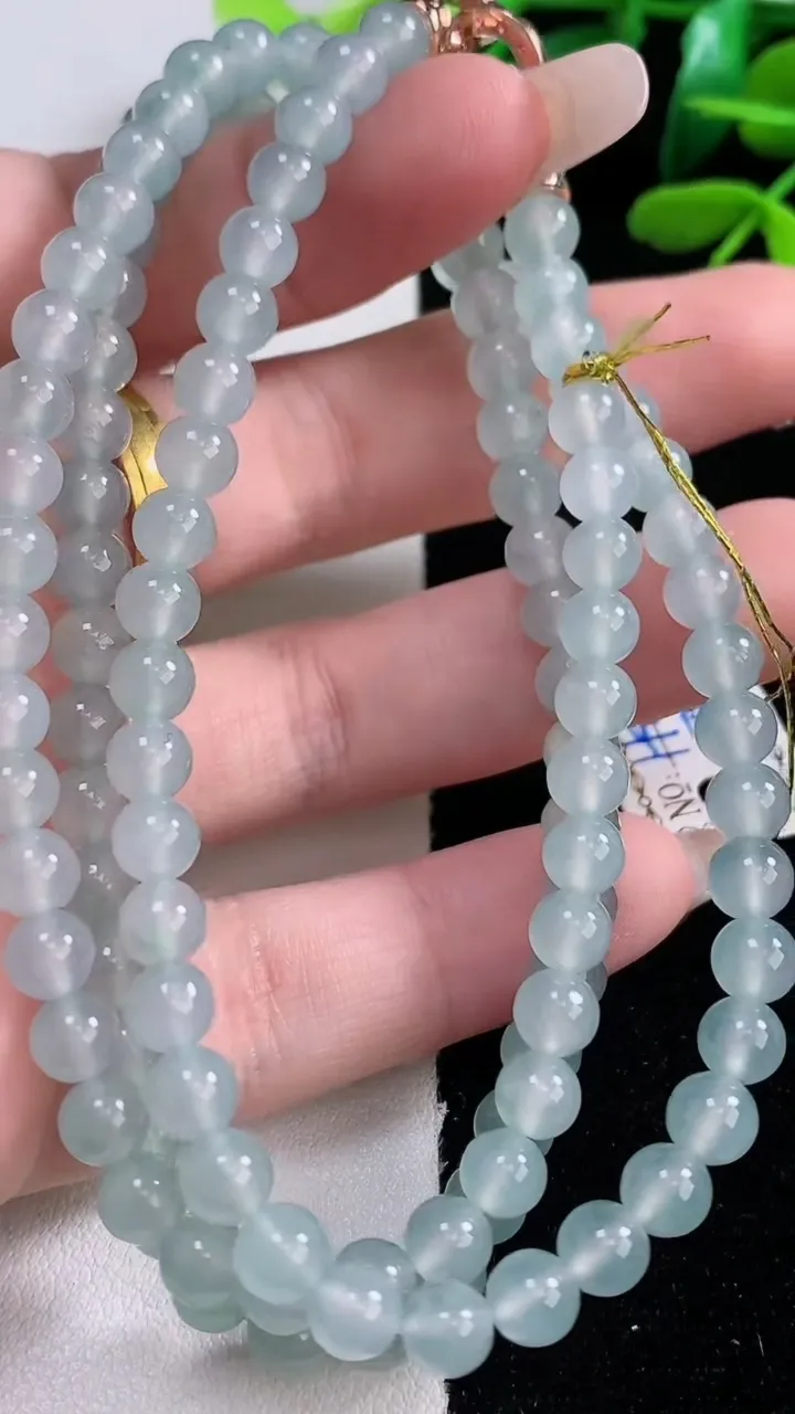 天然A货翡翠种白冰圆珠项链，尺寸5.4-118颗，重量:34.26g12月29日
工厂直销收藏佳品,