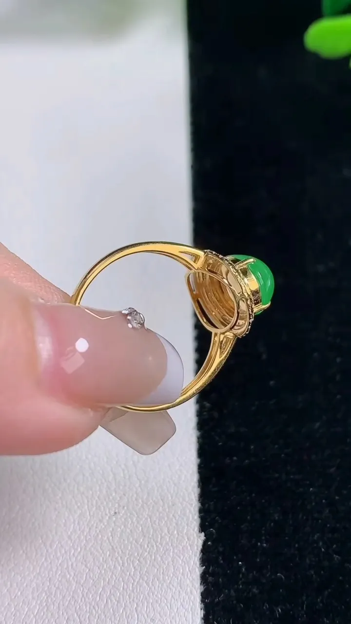 天然A货翡翠蛋面戒指，尺寸17.2-9.3-7.2-7.9，重量:2.48g2025年12月29日
工厂直销收藏佳品,种好水足，色泽均匀，有种有色，上手高大气！