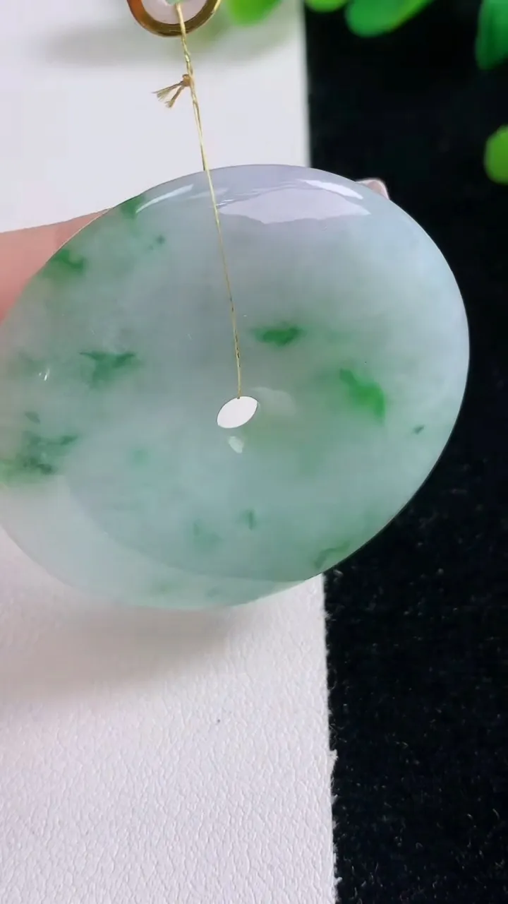 天然A货翡翠平安扣吊坠，尺寸42-7，重量:29.41g
12月29日