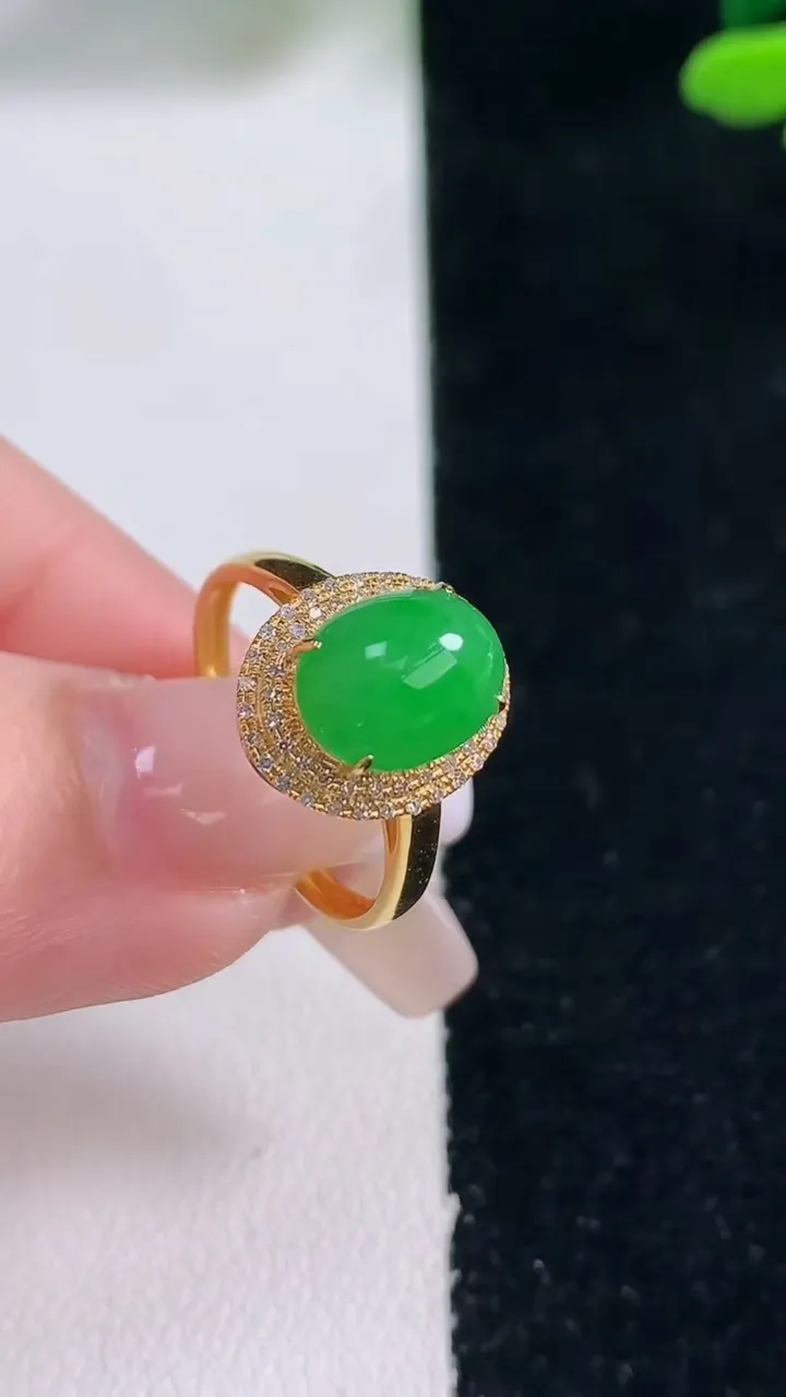 天然A货翡翠蛋面戒指，尺寸17.2-9.3-7.2-7.9，重量:2.48g2025年12月29日
工厂直销收藏佳品,种好水足，色泽均匀，有种有色，上手高大气！