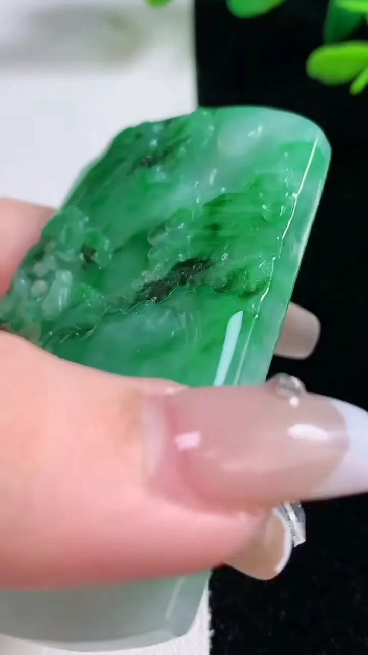 天然A货翡翠山水牌吊坠，尺寸65-45-6.5，重量:47.07g
12月29日