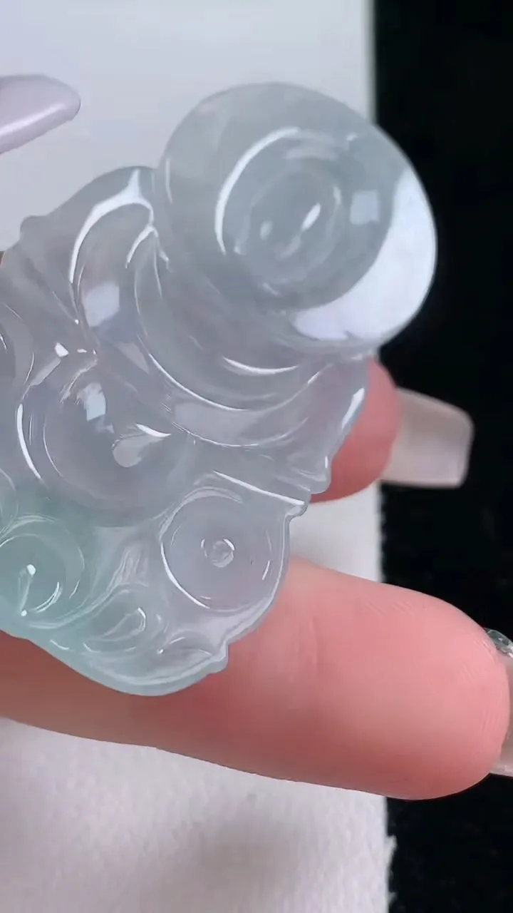 天然A货翡翠观音菩萨吊坠，尺寸47.2-30-4.8，重量:11.84g
12月29日