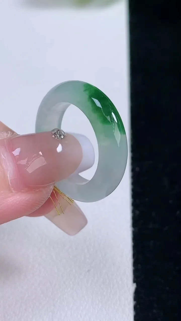 天然A货翡翠指环戒指，尺寸16.4-5.2-3.9，重量:3.81g2025年12月29日
工厂直销收藏佳品,种好水足，色泽均匀，有种有色，上手高大气！