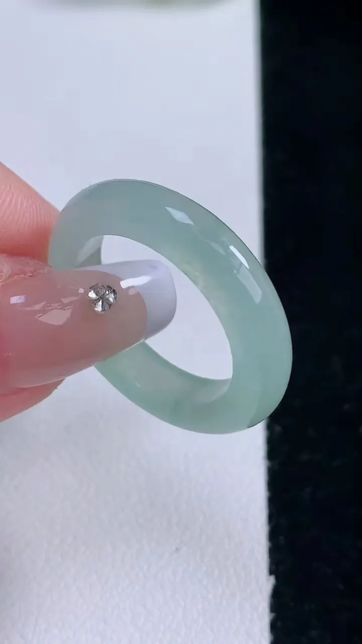 天然A货翡翠指环戒指，尺寸19.5-5.4-4.2，重量:5.24g2025年12月29日
工厂直销收藏佳品,种好水足，色泽均匀，有种有色，上手高大气！