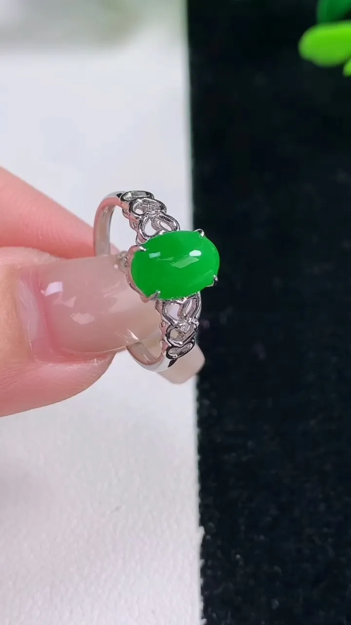 天然A货翡翠蛋面戒指，尺寸17.2-9-6.8-5，重量:2.28g2025年12月29日
工厂直销