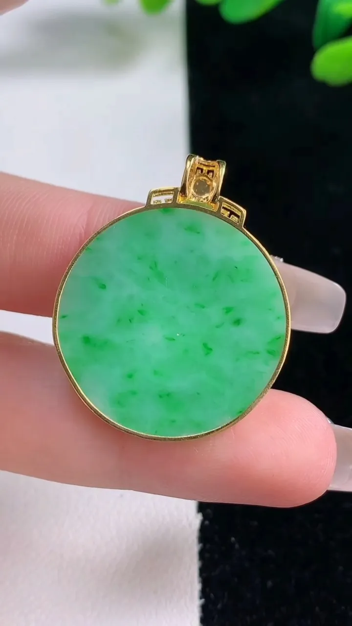 天然A货翡翠无事牌吊坠，尺寸26-2.5，重量:5.60g
12月29日