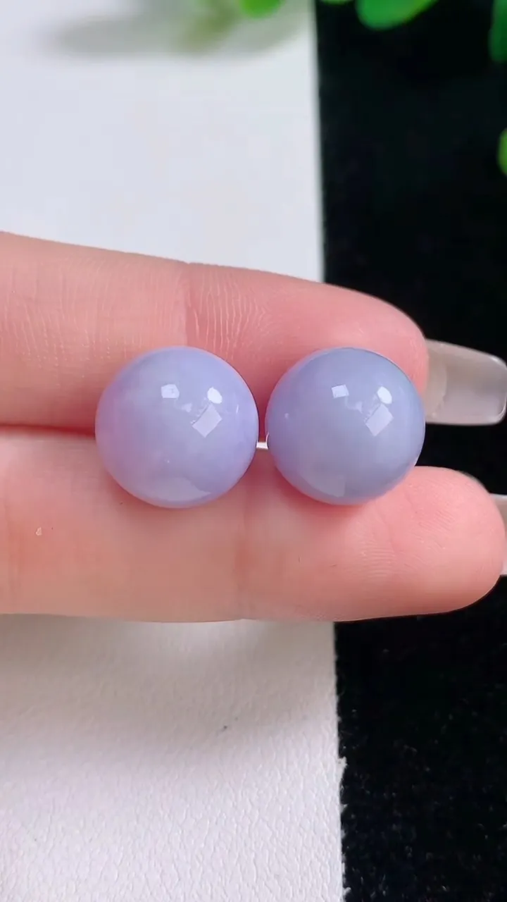 天然A货翡翠紫罗兰圆珠镶嵌件一对，尺寸13.2，重量:8.24g12月29日
工厂直销收藏佳品,种好水足，色泽均匀，有种有色，上手高大气！