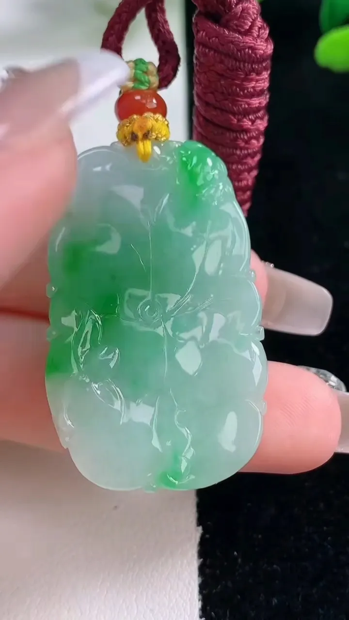 天然A货翡翠和和美美 荷叶鱼吊坠，尺寸39.6-24.8-8，重量:18.39g
12月29日