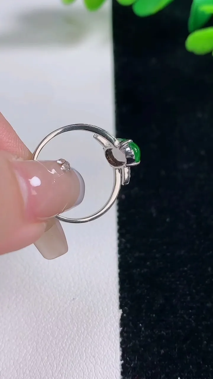 天然A货翡翠蛋面戒指，尺寸17.2-11.4-5.9-4.4，重量:2.57g2025年12月29日
工厂直销收藏佳品,种好水足，色泽均匀，有种有色，上手高大气！