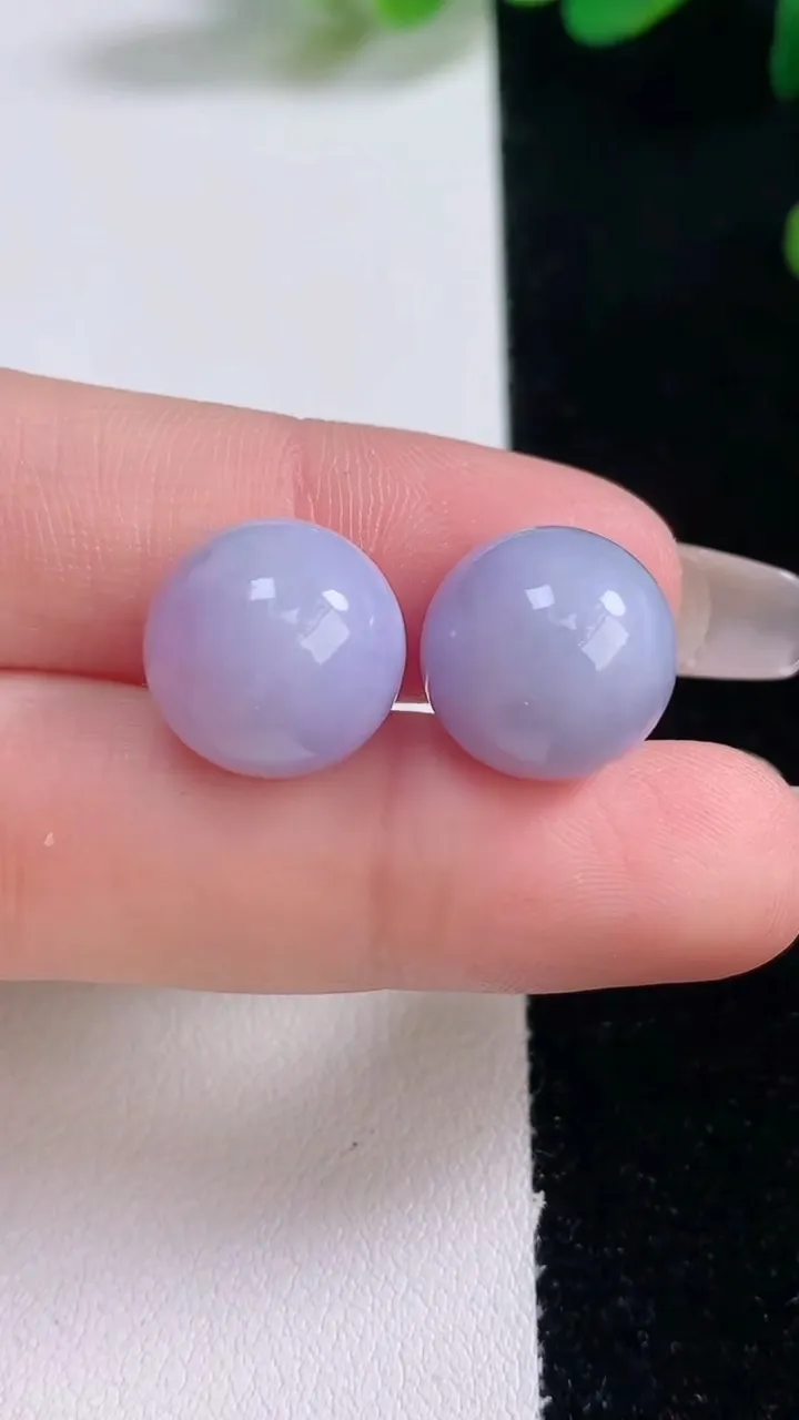 天然A货翡翠紫罗兰圆珠镶嵌件一对，尺寸13.2，重量:8.24g12月29日
工厂直销收藏佳品,种好水足，色泽均匀，有种有色，上手高大气！