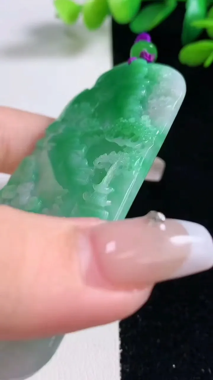 天然A货翡翠山水牌吊坠，尺寸73.5-46.2-4.8，重量:40.52g
12月29日