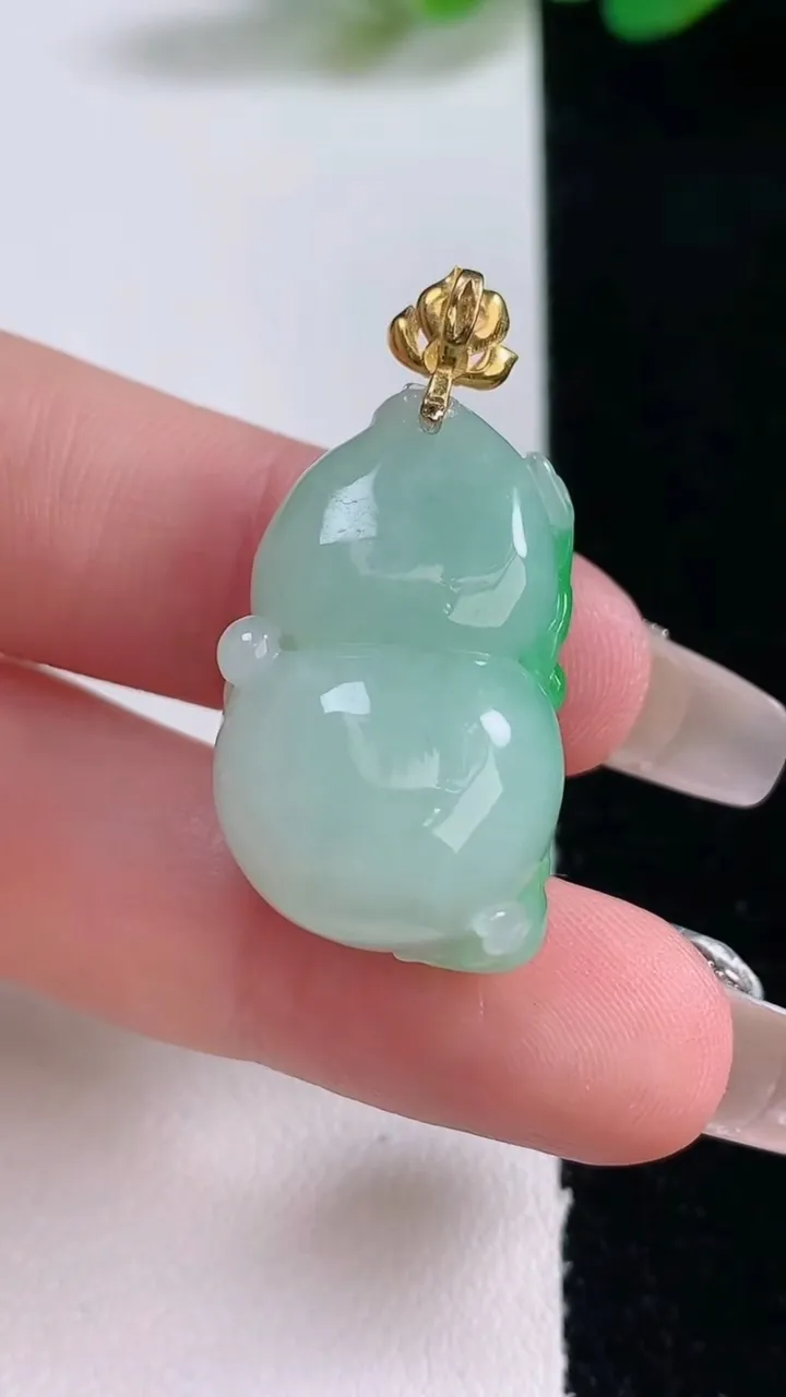 天然A货翡翠呱呱来财 葫芦吊坠，尺寸25.4-17-14.6，重量:10.35g
12月29日