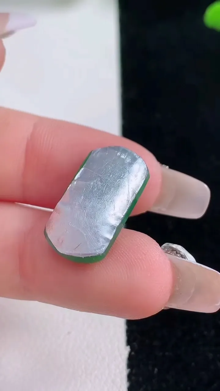 天然A货翡翠马鞍戒面，尺寸19.7-10.8-3.8，重量:1.94g2025年12月29日
工厂直销收藏佳品,种好水足，色泽均匀，有种有色，上手高大气！