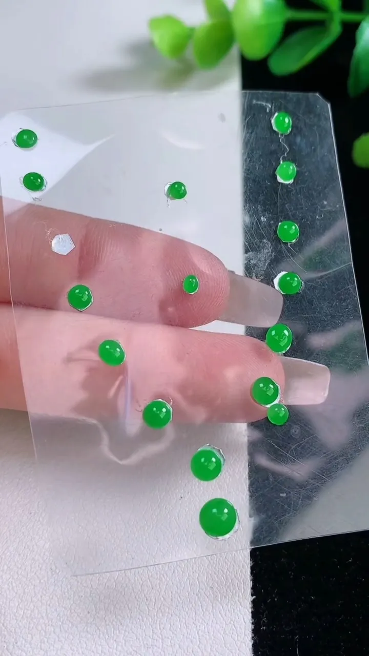 天然A货翡翠蛋面镶嵌件一手，尺寸4.9-2.4，重量:2.89g
12月29日