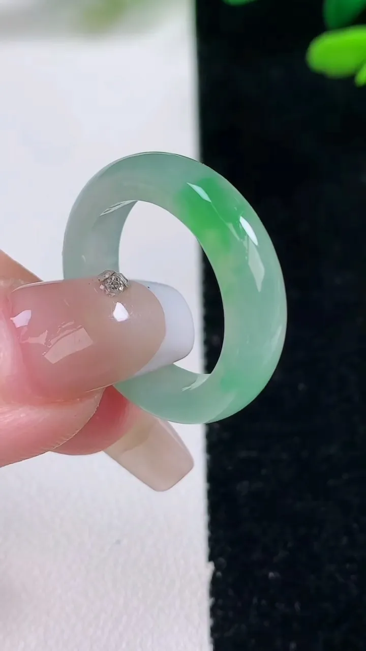 天然A货翡翠指环戒指，尺寸18-5.2-3.4，重量:4.10g2025年12月29日
工厂直销收藏佳品,种好水足，色泽均匀，有种有色，上手高大气！