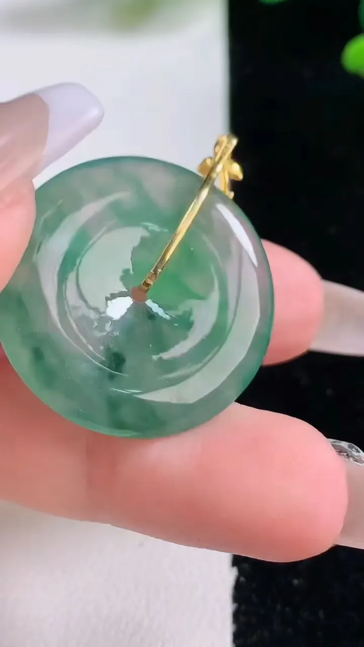 天然A货翡翠种飘花平安扣吊坠，尺寸25.6-4.4，重量:8.06g
12月29日