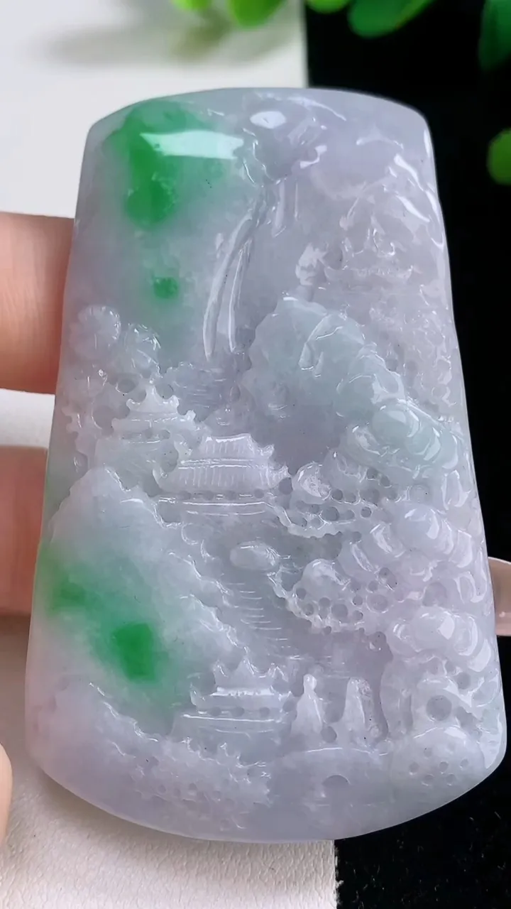 天然A货翡翠春带彩紫罗兰山水牌吊坠，尺寸67.4-42-6，重量:41.51g
12月29日