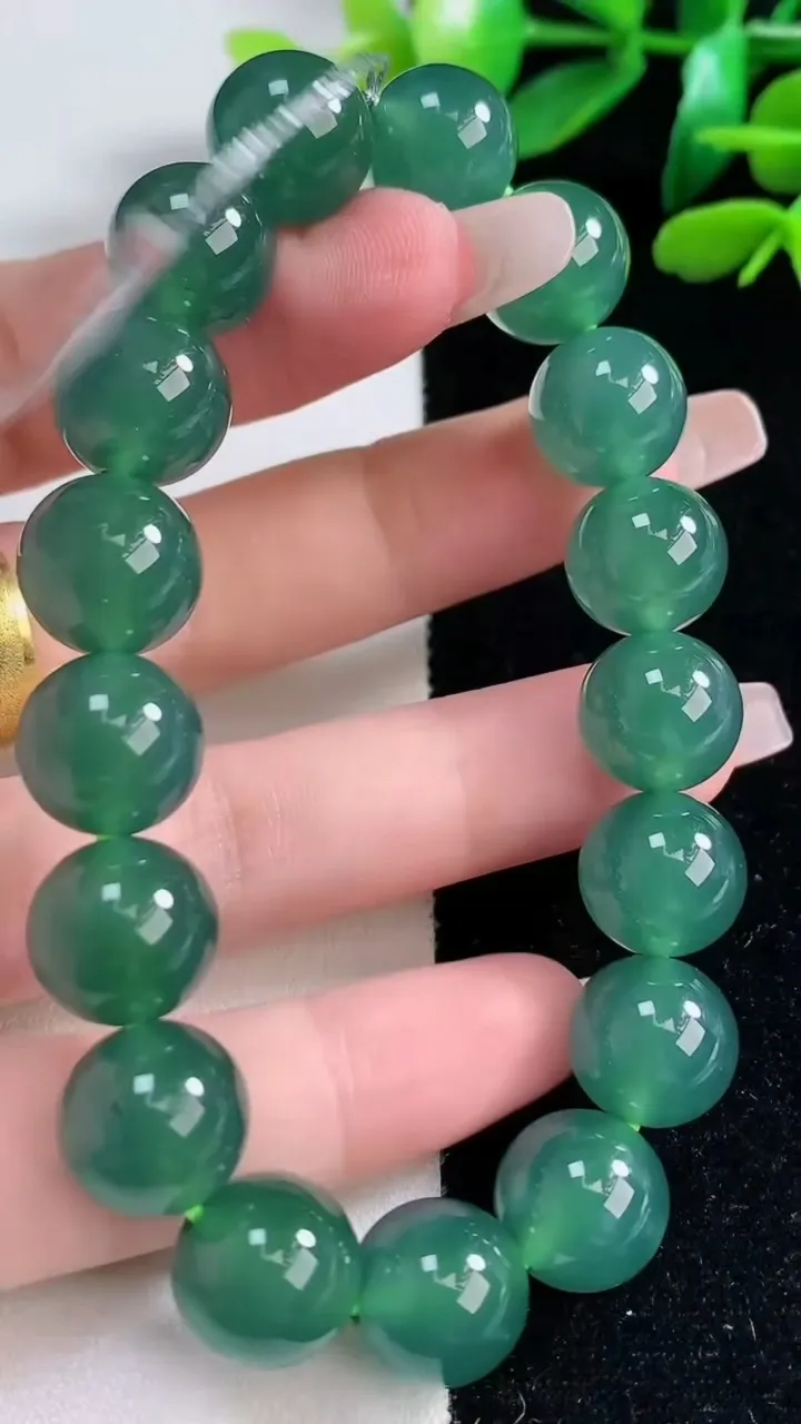 天然A货翡翠圆珠手串，尺寸11.8-17颗，重量:48.47g12月29日
工厂直销收藏佳品,种好水足，色泽均匀，有种有色，上手高大气！