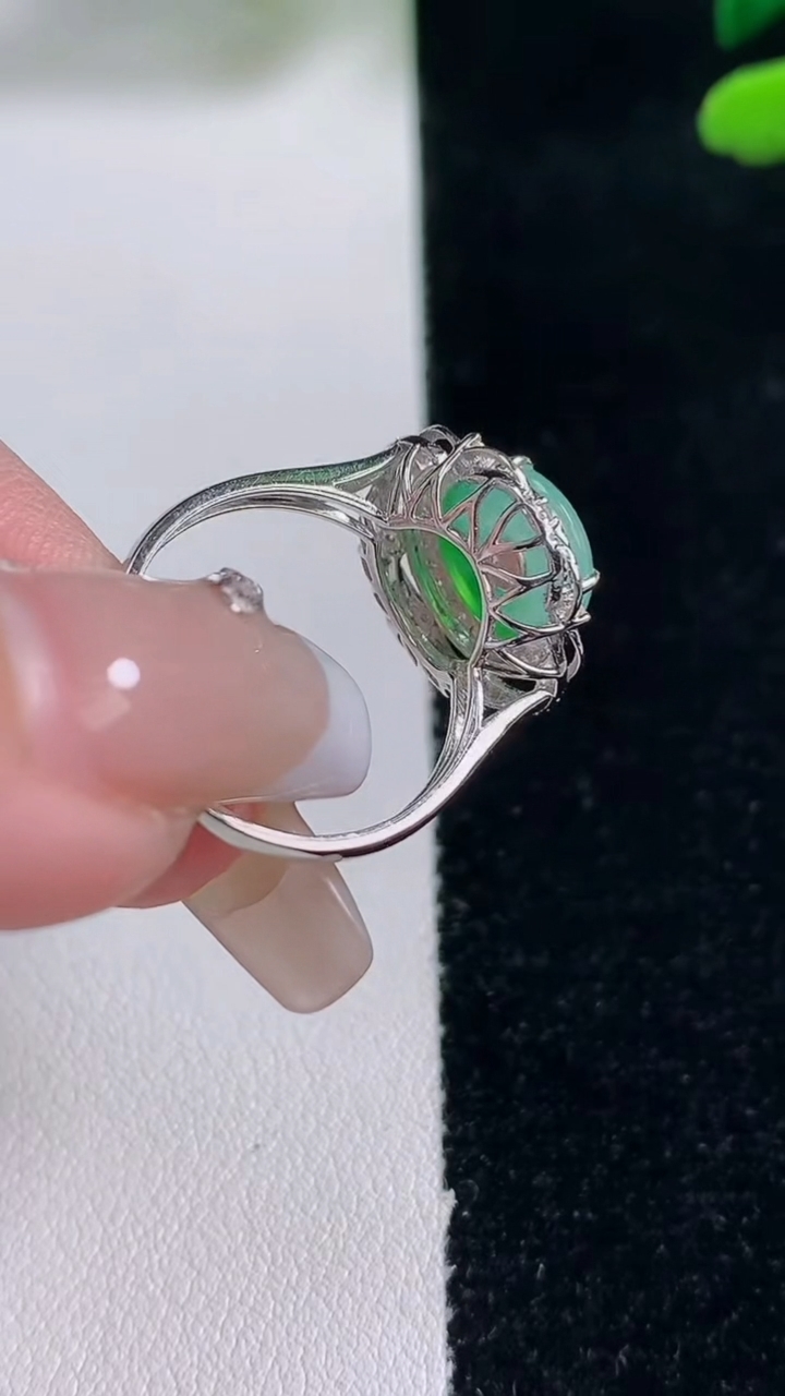 天然A货翡翠平安扣戒指，尺寸16.8-9.3-7.2，重量:3.15g2025年12月29日
工厂直销收藏佳品,种好水足，色泽均匀，有种有色，上手高大气！