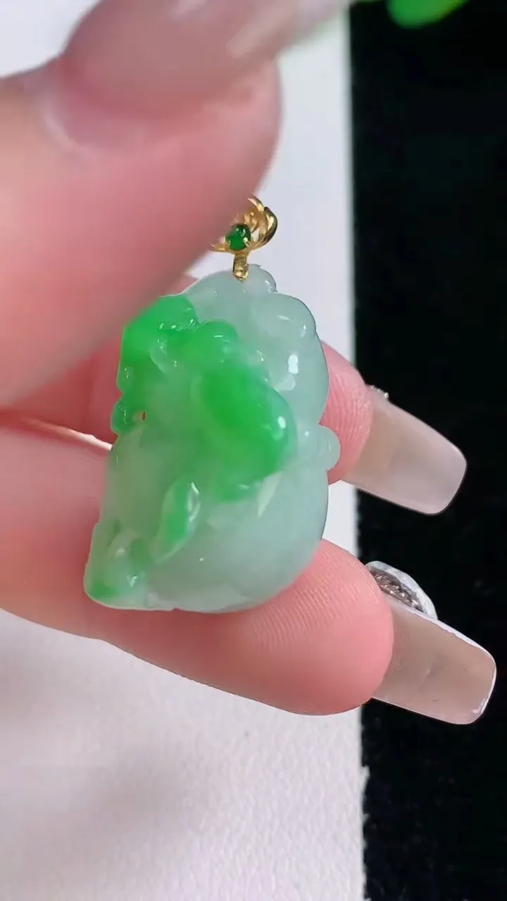 天然A货翡翠呱呱来财 葫芦吊坠，尺寸25.4-17-14.6，重量:10.35g
12月29日