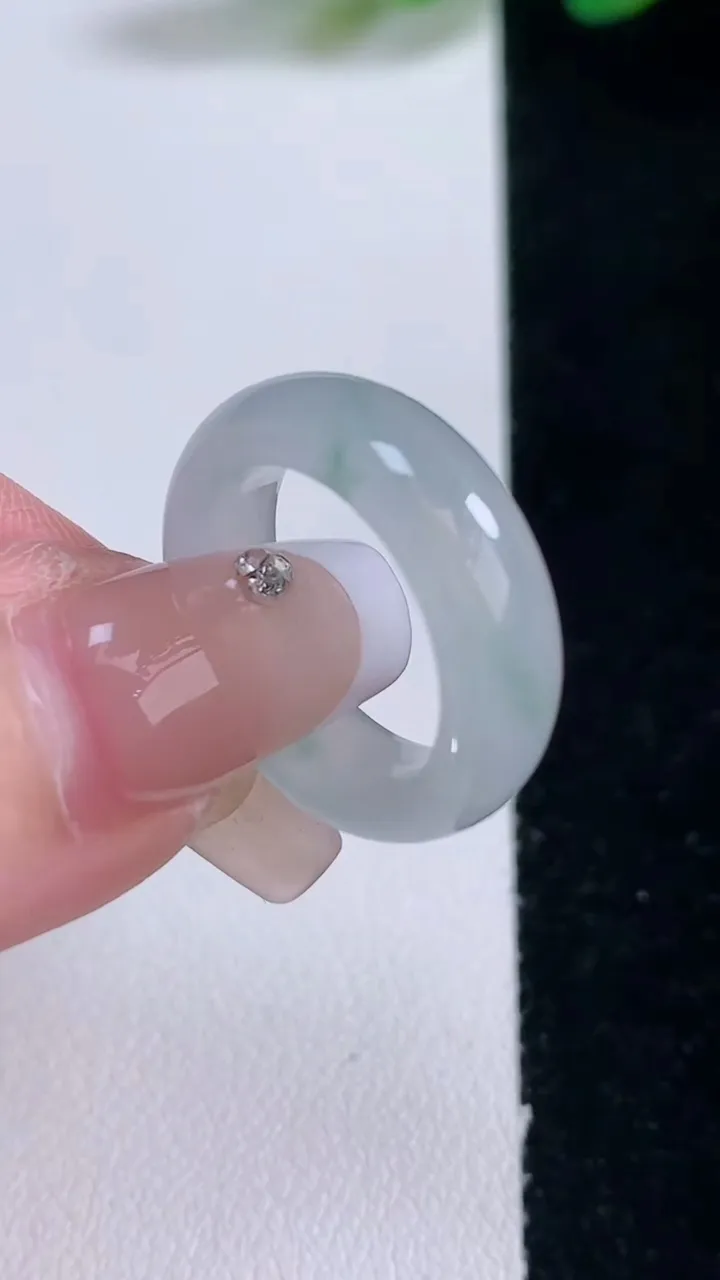 天然A货翡翠冰种飘花指环戒指，尺寸16.2-6-3.4，重量:4.17g2025年12月29日
工厂直销收藏佳品,种好水足，色泽均匀，有种有色，上手高大气！