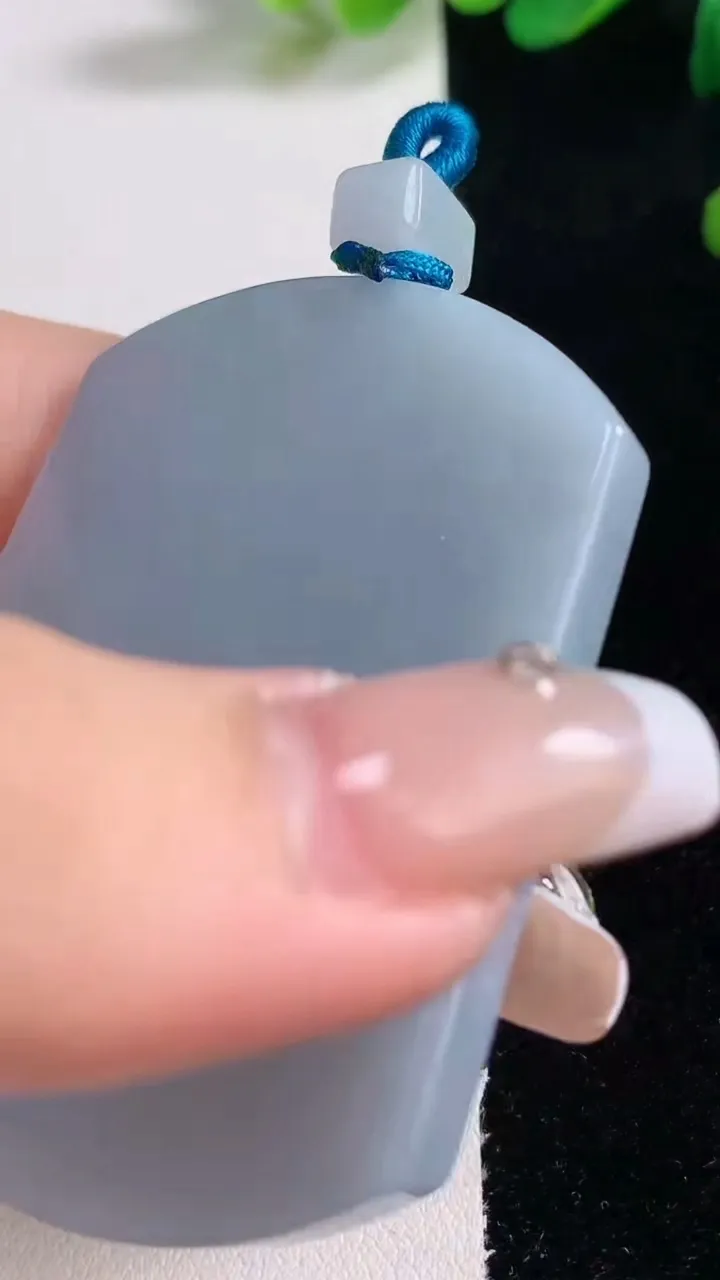 天然A货翡翠紫罗兰无事牌吊坠，尺寸56.5-41.6-5.7，重量:40.81g
12月29日