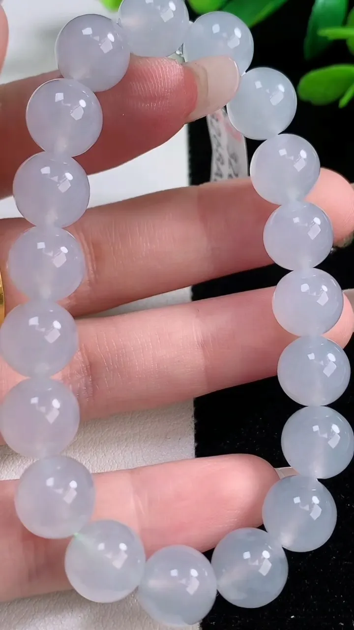 天然A货翡翠种白冰圆珠手串，尺寸10-19颗，重量:32.64g12月29日
工厂直销收藏佳品,种好水足，色泽均匀，有种有色，上手高大气！