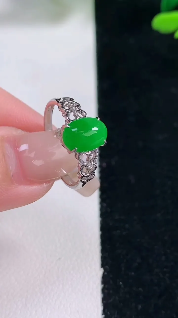 天然A货翡翠蛋面戒指，尺寸17.2-9-6.8-5，重量:2.28g2025年12月29日
工厂直销