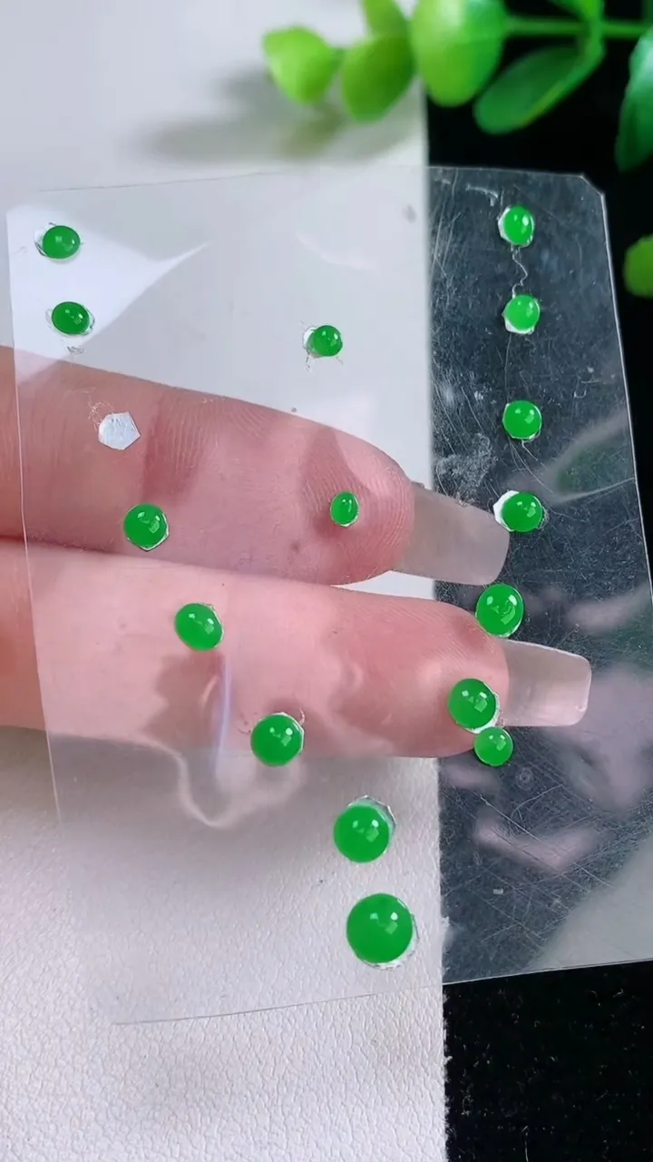 天然A货翡翠蛋面镶嵌件一手，尺寸4.9-2.4，重量:2.89g
12月29日