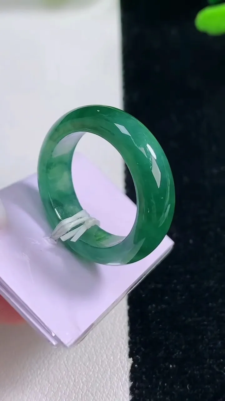 天然A货翡翠冰种飘花指环戒指，尺寸18.5-6-3.2，重量:6.15g2025年12月29日
工厂直销收藏佳品,种好水足，色泽均匀，有种有色，上手高大气！