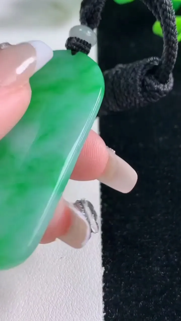 天然A货翡翠普贤菩萨吊坠，尺寸55.4-29.6-4.4，重量:20.96g
12月29日