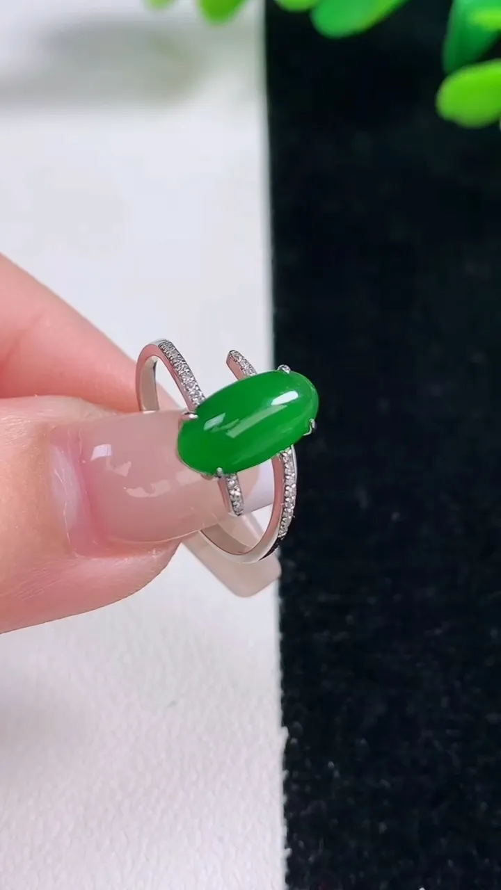 天然A货翡翠蛋面戒指，尺寸17.2-11.4-5.9-4.4，重量:2.57g2025年12月29日