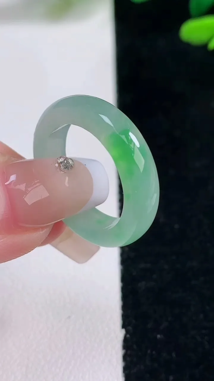 天然A货翡翠指环戒指，尺寸18-5.2-3.4，重量:4.10g2025年12月29日
工厂直销收藏