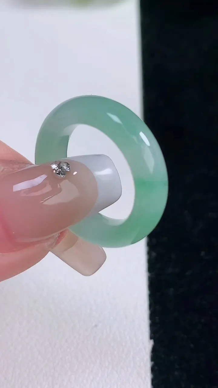 天然A货翡翠指环戒指，尺寸15.6-5.5-3.5，重量:3.83g2025年12月29日
工厂直销收藏佳品,种好水足，色泽均匀，有种有色，上手高大气！