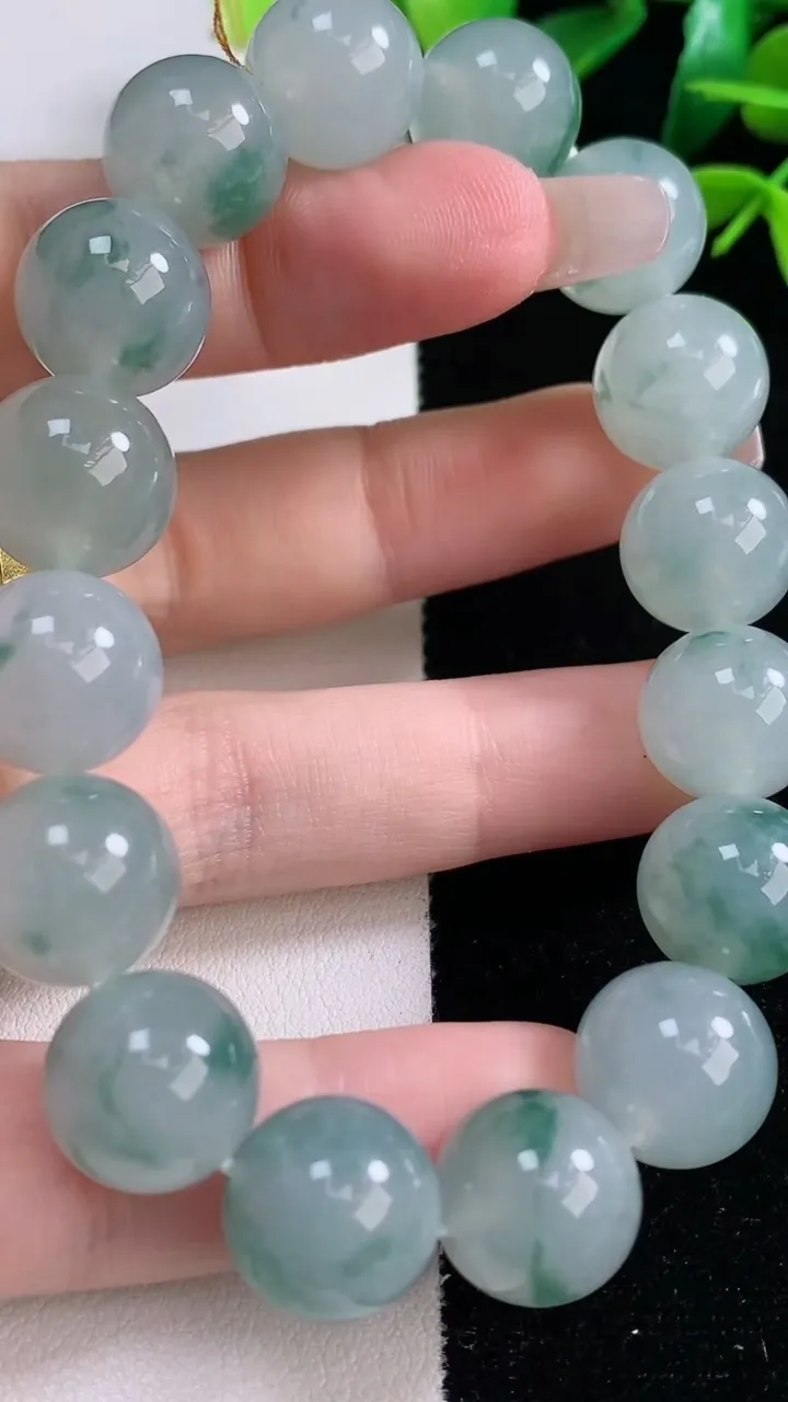 天然A货翡翠种飘花圆珠手串，尺寸12.7-16颗，重量:58.39g12月29日
工厂直销收藏佳品,种好水足，色泽均匀，有种有色，上手高大气！