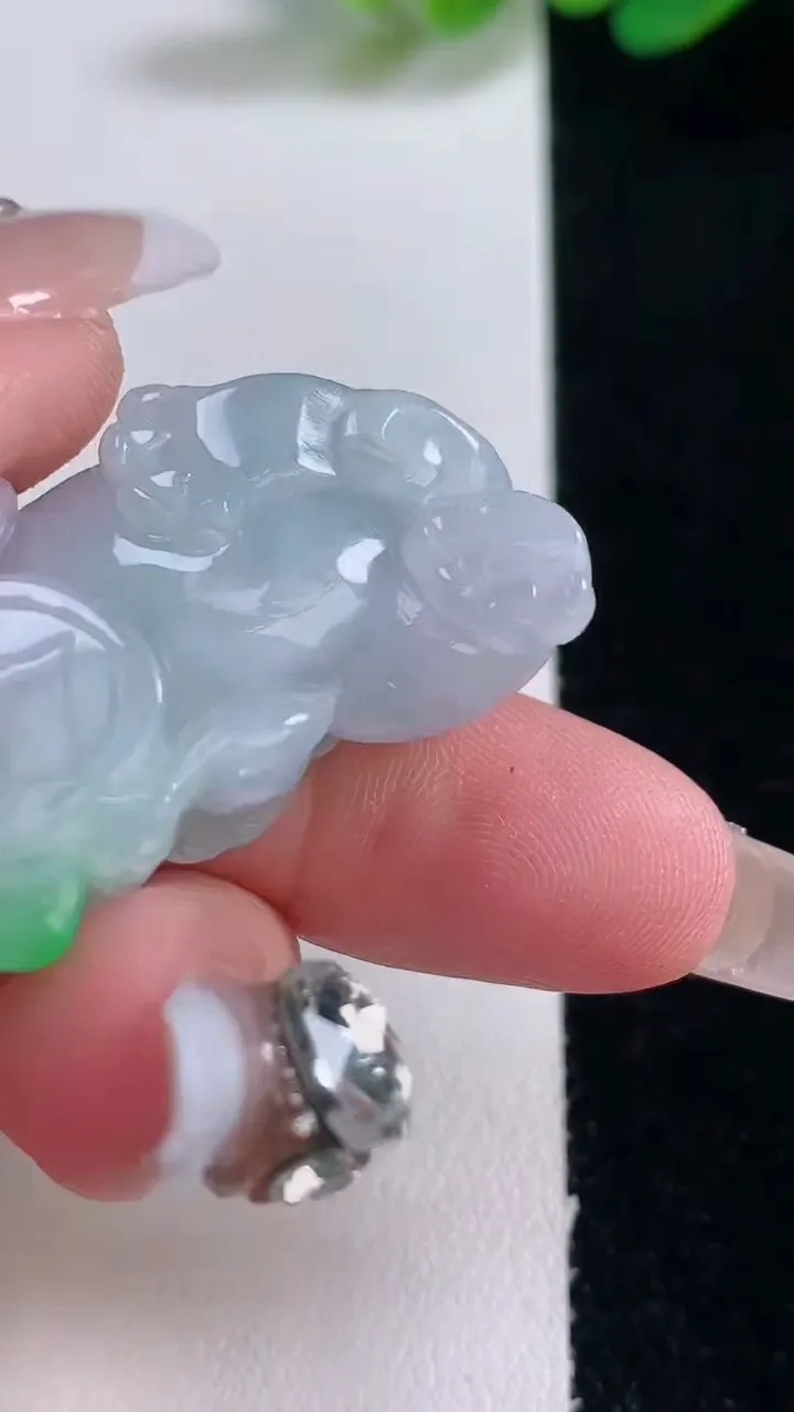 天然A货翡翠貔貅吊坠，尺寸34-18.6-12.2，重量:17.52g
12月29日