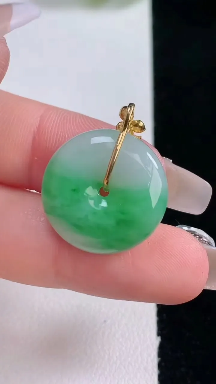 天然A货翡翠平安扣吊坠，尺寸20-5.6，重量:5.37g
12月29日