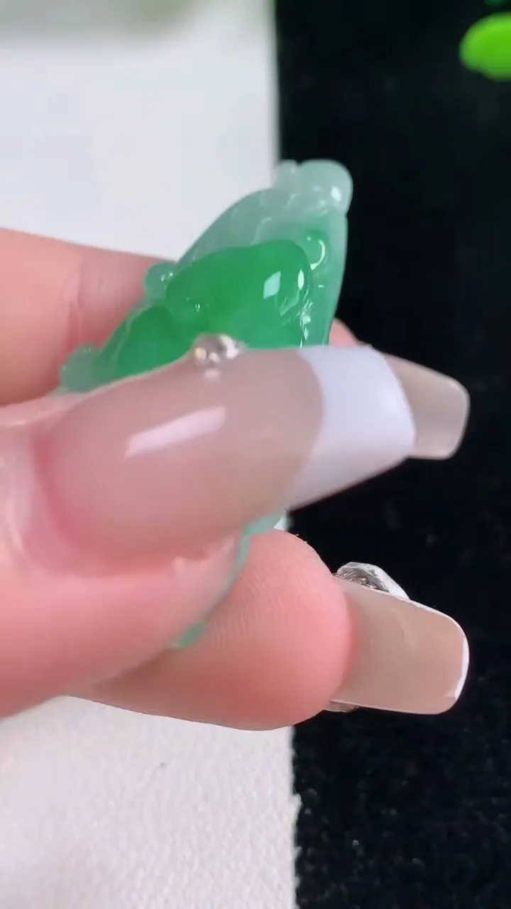 天然A货翡翠白菜吊坠，尺寸41.6-23.4-8.6，重量:10.93g
12月29日