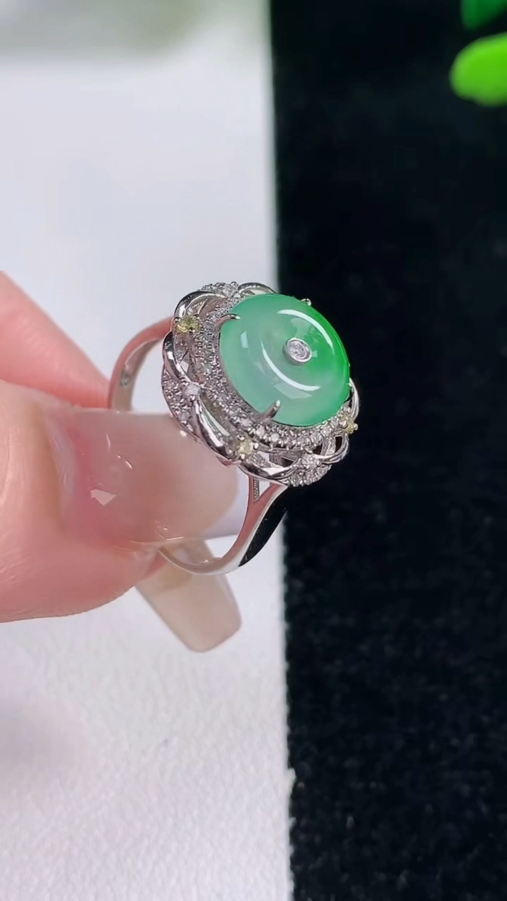天然A货翡翠平安扣戒指，尺寸16.8-9.3-7.2，重量:3.15g2025年12月29日
工厂直