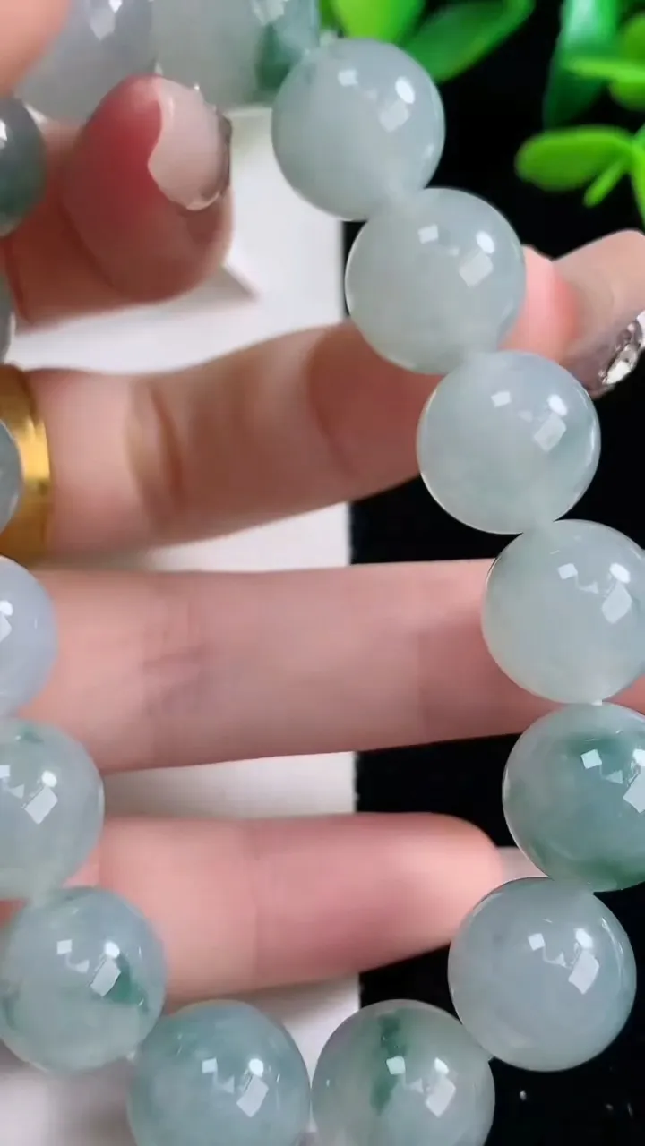 天然A货翡翠种飘花圆珠手串，尺寸12.7-16颗，重量:58.39g12月29日
工厂直销收藏佳品,种好水足，色泽均匀，有种有色，上手高大气！